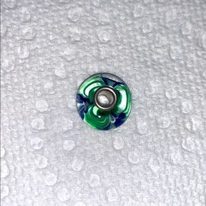 Trollbead with blue and white flowers